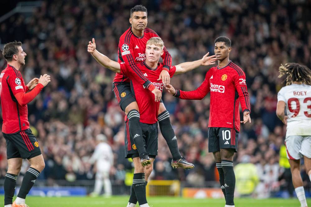 jogadores do Manchester durante um jogo da Champions League